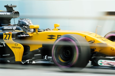 体育摄影的黄色和黑色F1赛车
